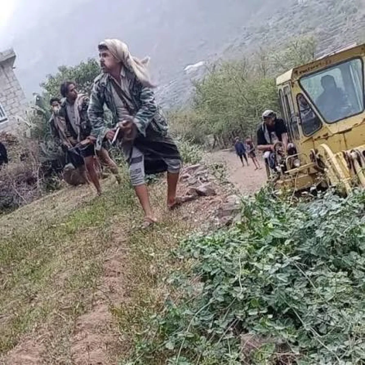 إب.. نافذ حوثي يسطو على أرضية مواطن بقوة السلاح ويحتجزه في قسم الشعاب