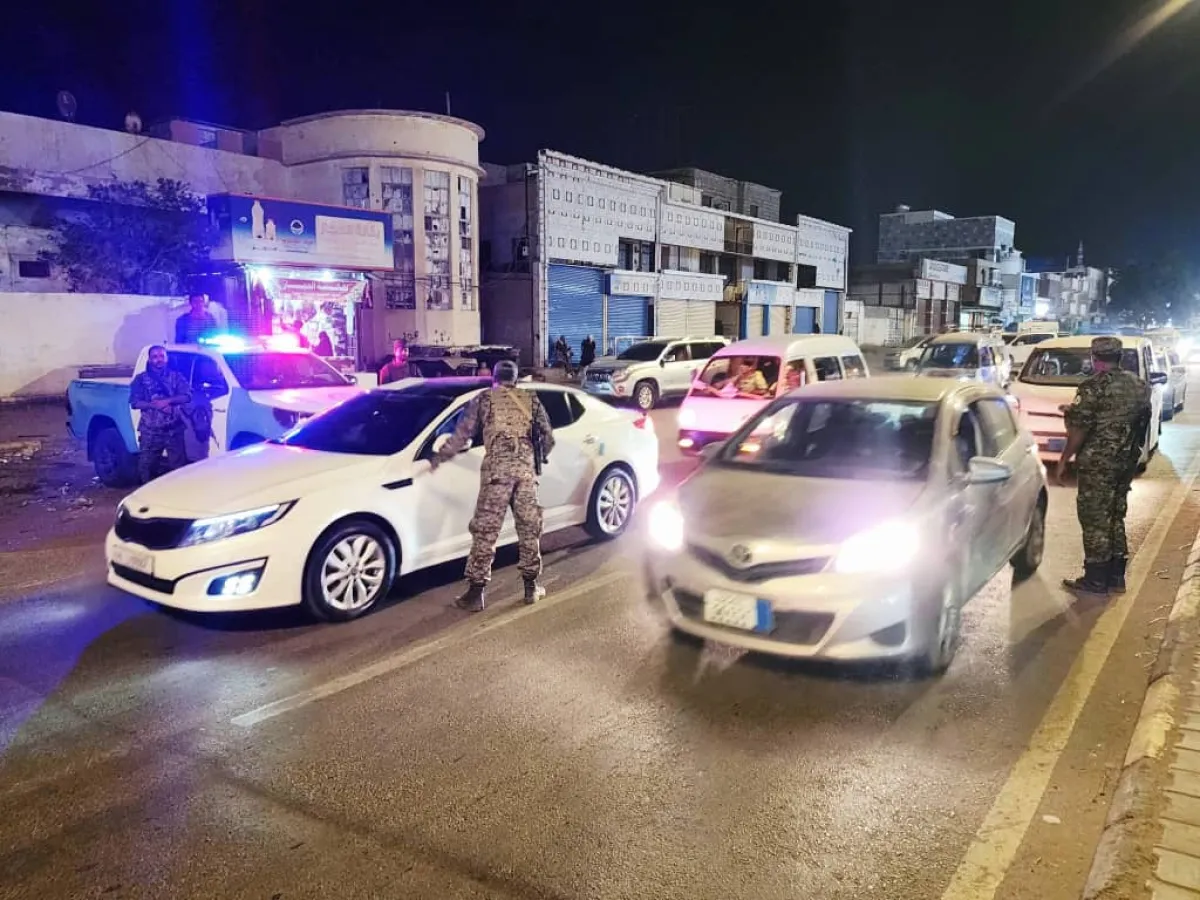 أمنية عدن تؤكد استمرار الحملات الأمنية لحظر الدراجات النارية وضبط السلاح