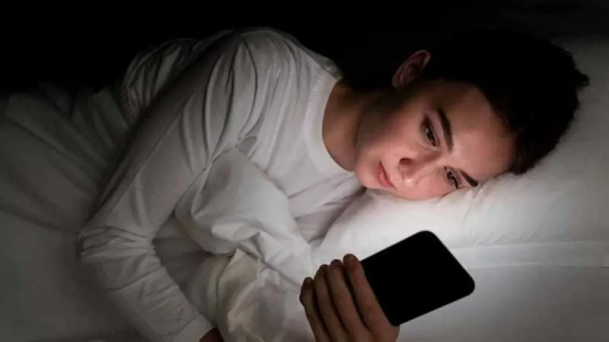 تصفح الهاتف ليلاً: كيف يخدع الضوء الأزرق دماغك ويؤثر على نومك؟
