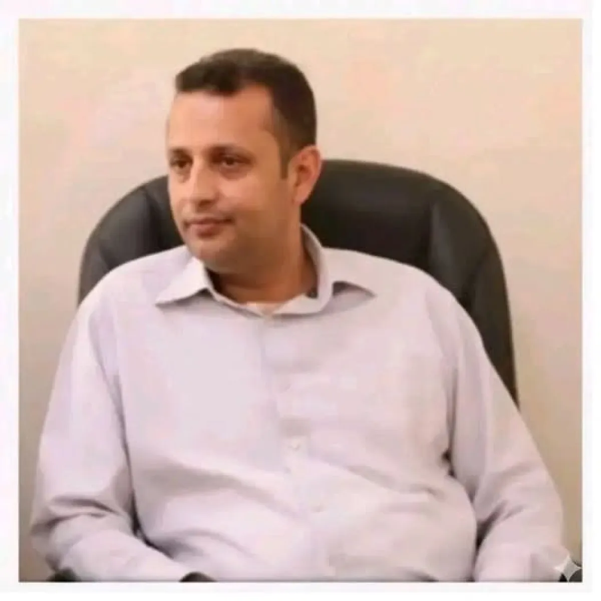 مدير ضرائب تعز يستقيل ويتهم المحافظ بفرض 