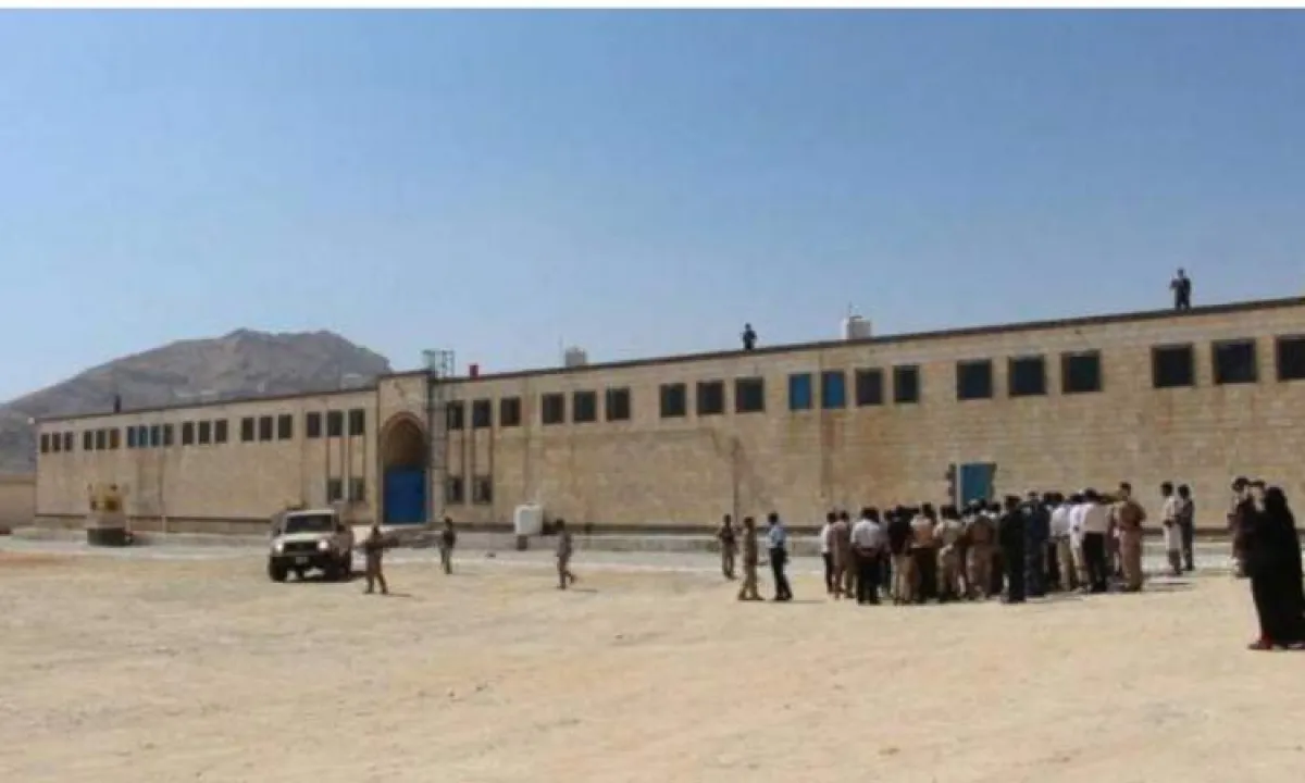 حضرموت.. إصابة 15 شخصًا خلال إخماد أعمال شغب داخل السجن المركزي بالمكلا