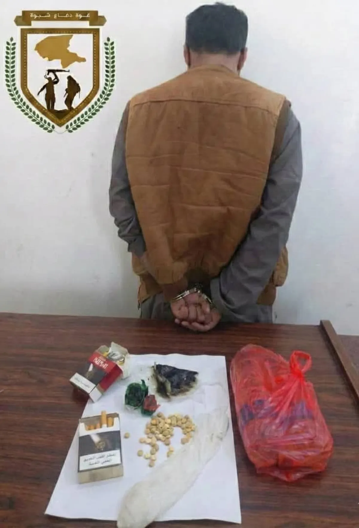 دفاع شبوة تضبط شخصًا بحوزته كمية متنوعة من المواد المخدرة بأطراف عتق