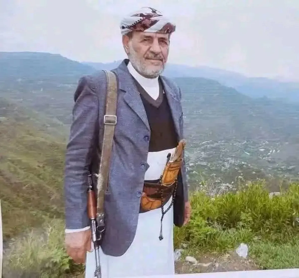 عنصر حوثي يقتل شيخاً قبلياً بارزاً داخل مسجد في محافظة البيضاء