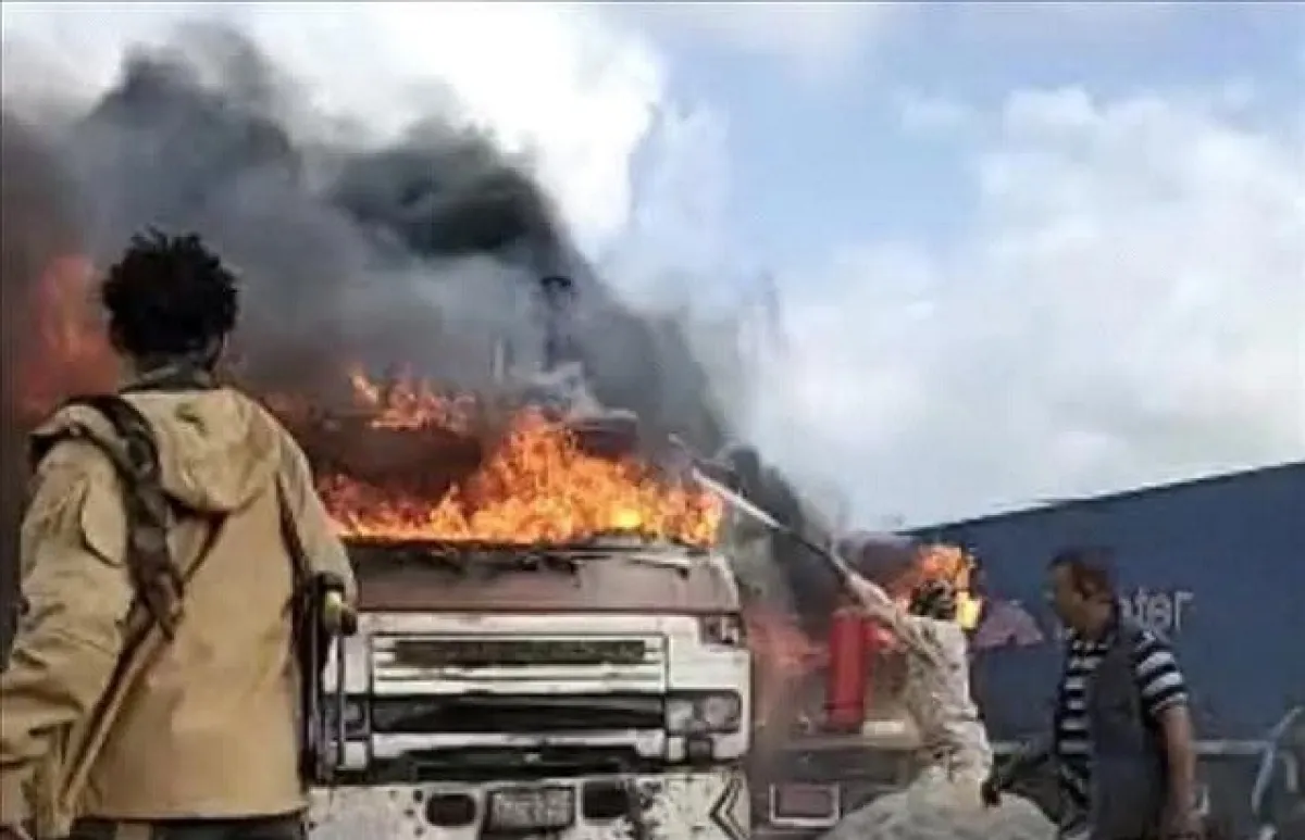 حريق يلتهم شاحنتين في الساحة الجمركية بمحيط ميناء الحاويات في عدن