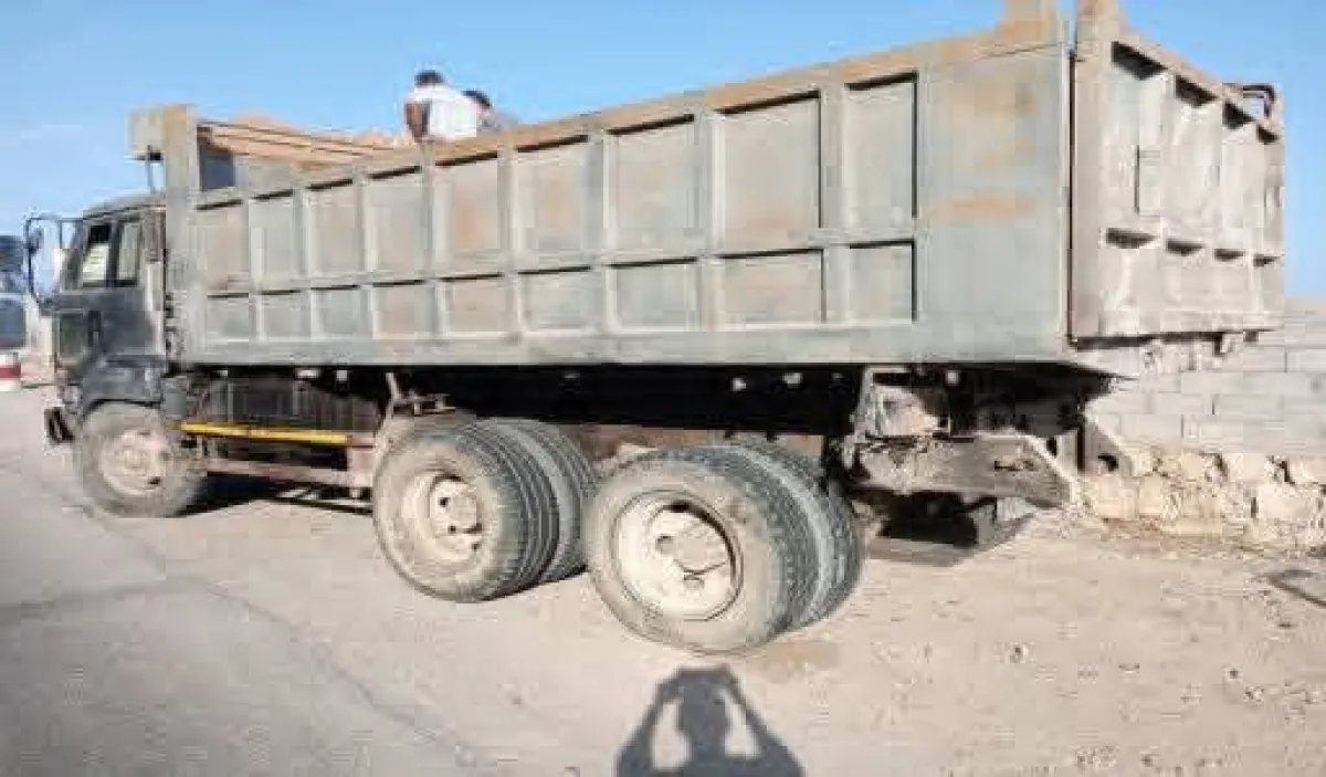 أمن حضرموت يضبط شحنة أحجار معدنية مهربة غرب المكلا