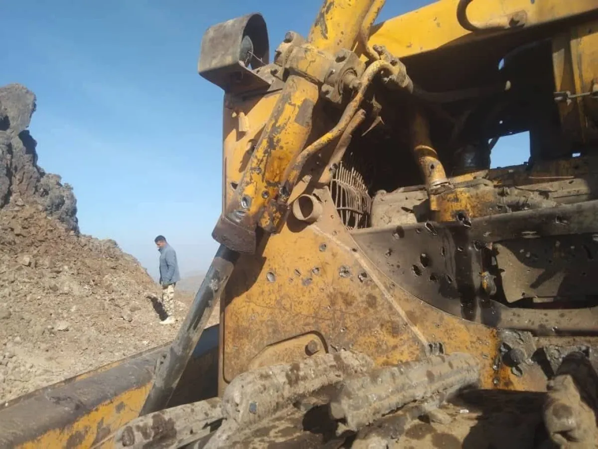 مليشيا الحوثي تُعطل مشروع شق طريق بطيرانها المُسير في تعز