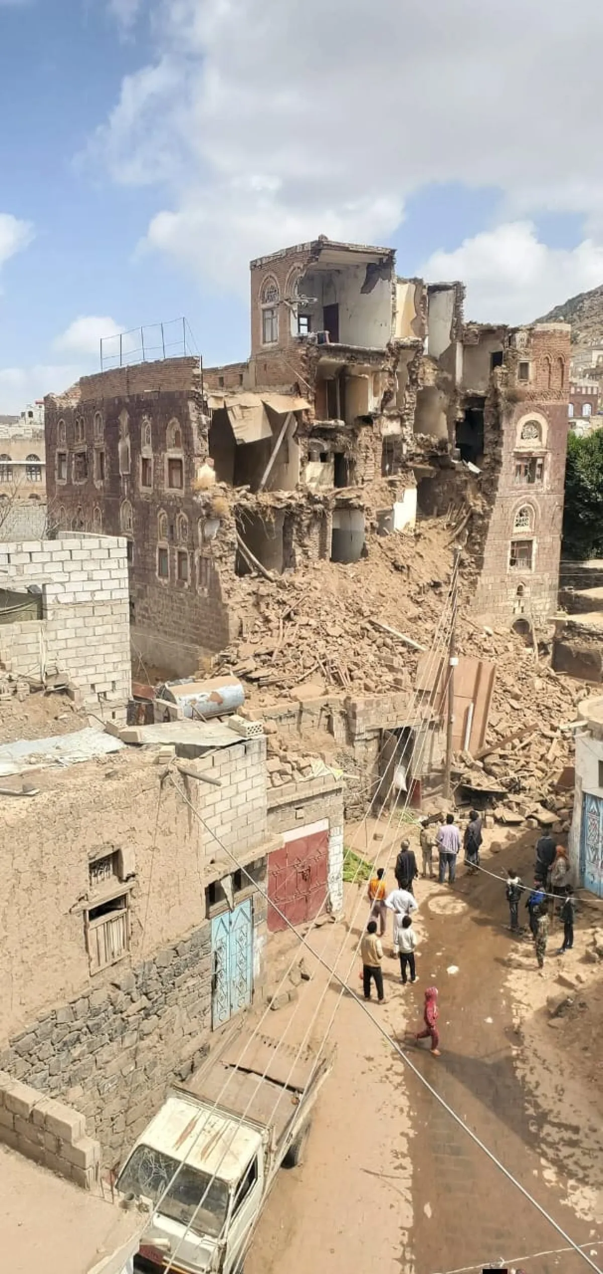 إب.. انهيار مبنى "الحكومة" الأثري في يريم وتضرر محال تجارية وسط إهمال حوثي متعمد