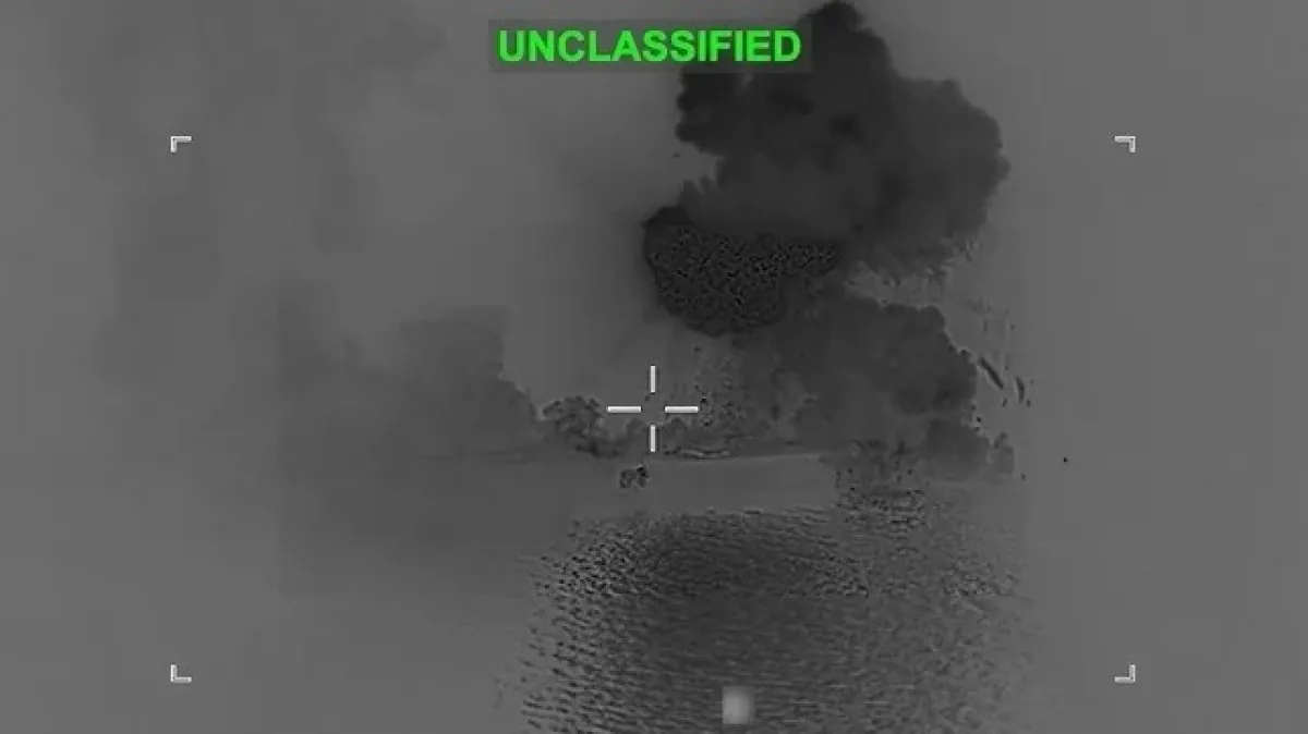 القوات الأمريكية تنشر مشاهد لضرب "حاملة مسيّرات" إيرانية وإشعالها في البحر