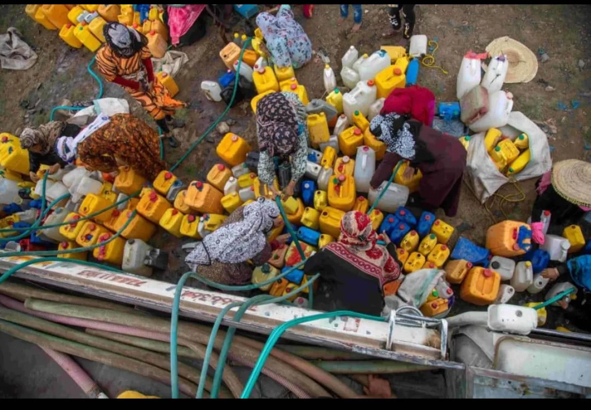 العطش يحاصر تعز.. مدينة تبحث عن الماء وسط حصار حوثي طويل