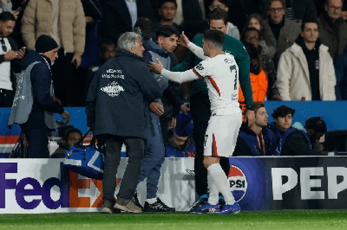 اعتذار لاعب تشيلسي لجامع الكرات بعد دفعه في مباراة سان جيرمان