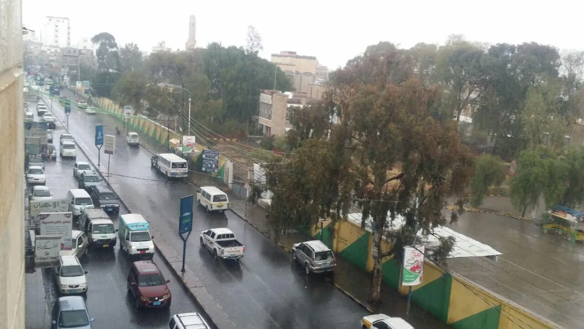 الأرصاد تتوقع أمطارًا رعدية على عدد من المناطق اليمنية وتحذّر من السيول واضطراب البحر