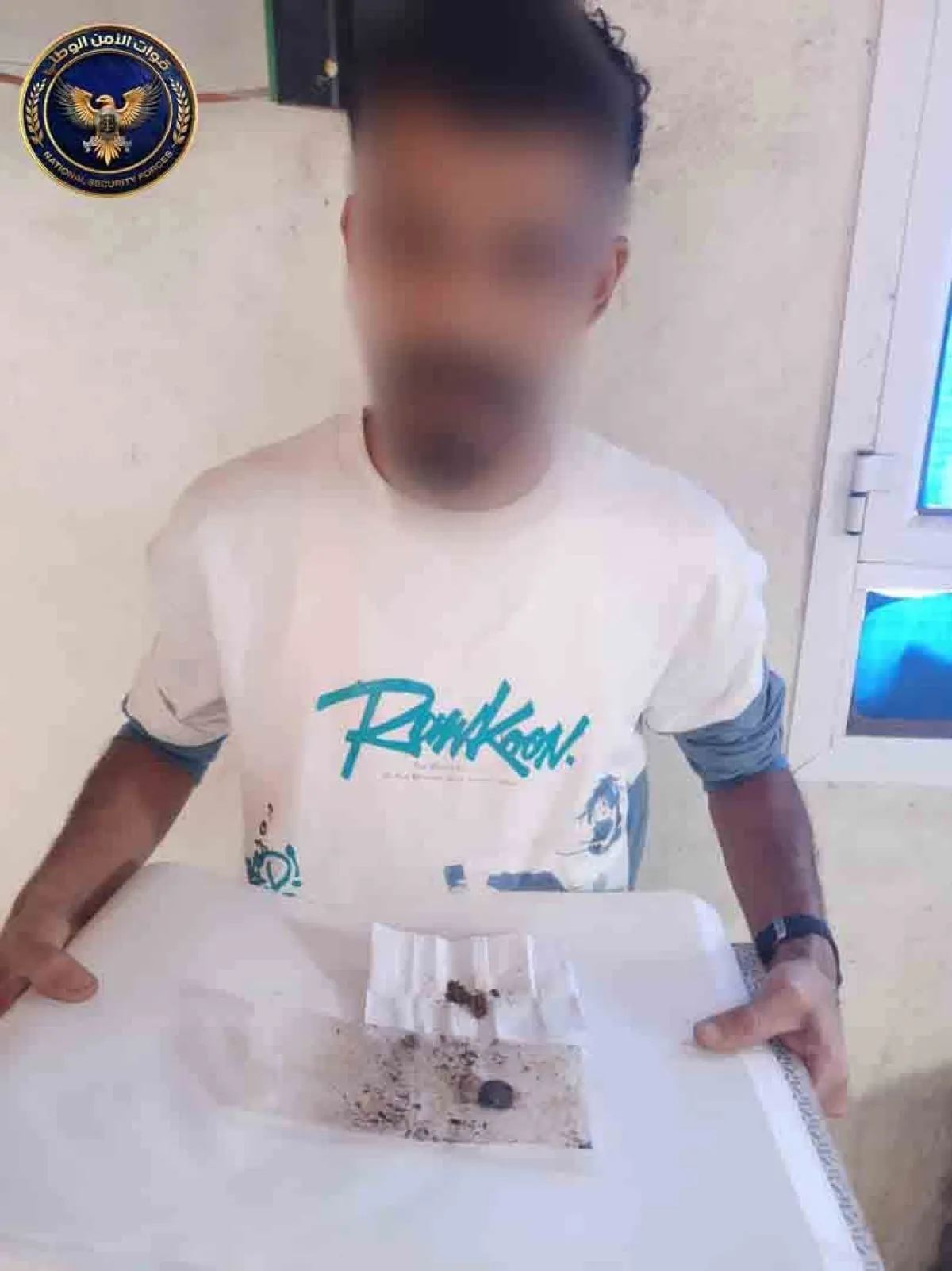 أمن لحج يضبط شخصاً وبحوزته كمية من الحشيش في نقطة الحسيني