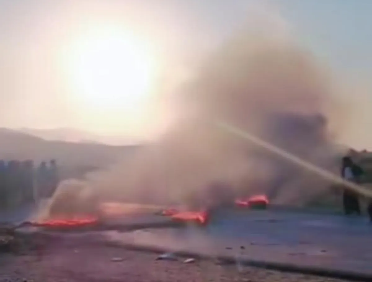 المهرة.. محتجون يقطعون الطريق في قشن للمطالبة بالخدمات الأساسية