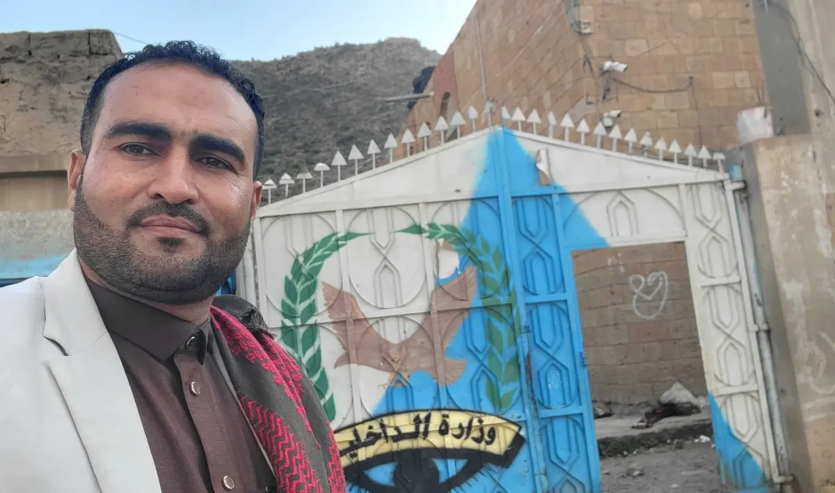 مدير مديرية الشمايتين ومرافقوه يهاجمون ناشطاً إعلامياً وسط مدينة تعز