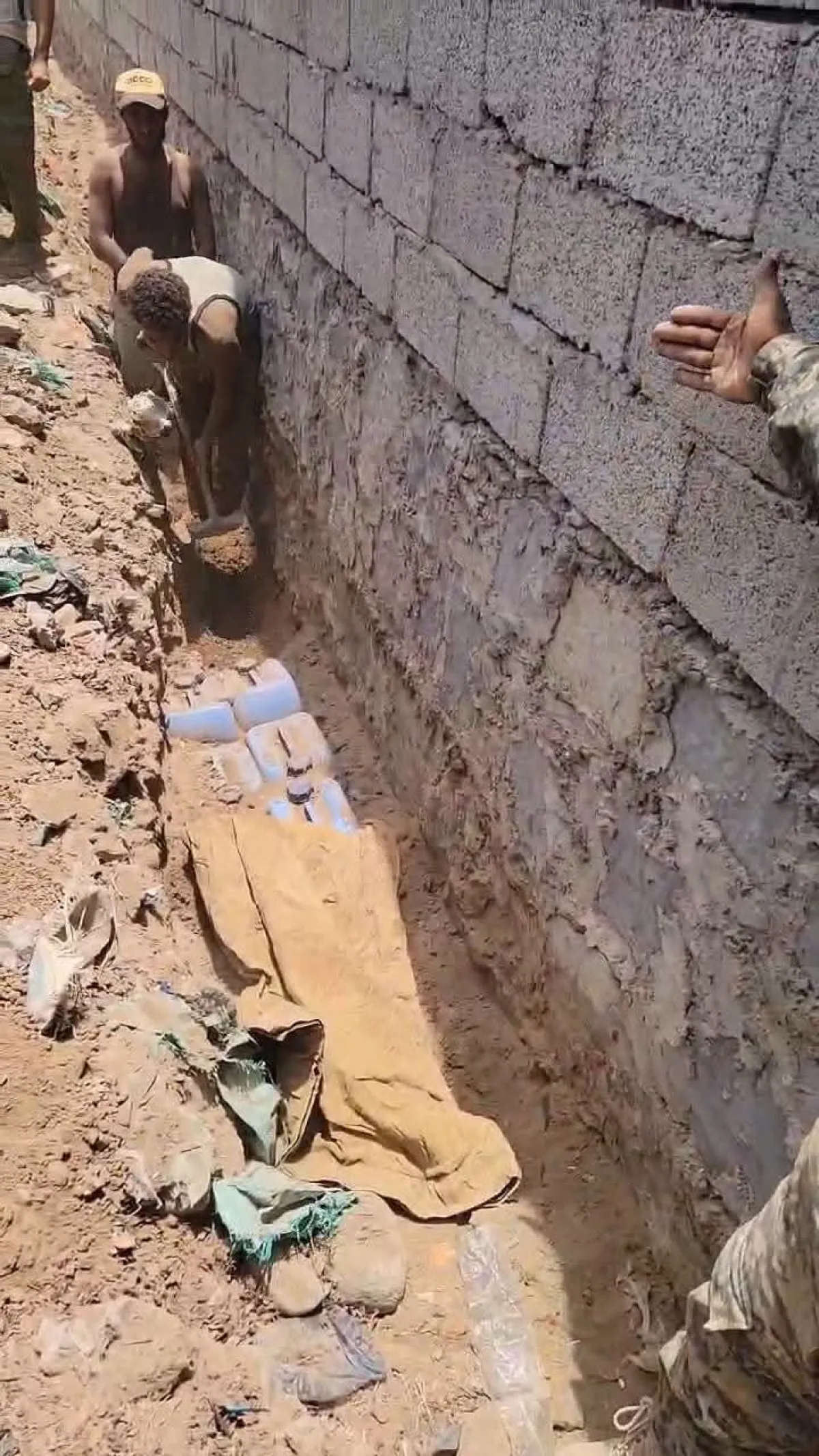 أمن عدن يضبط كميات كبيرة من المتفجرات والأحزمة الناسفة بمديرية دار سعد