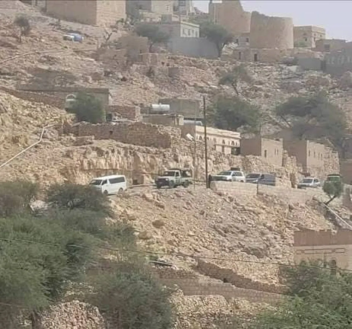 حملة حوثية تحاصر منزل أحد أبناء القبائل في عمران وسط تهديد بتفجيره حملة حوثية تحاصر منزل أحد أبناء القبائل في عمران وسط تهديد بتفجيره