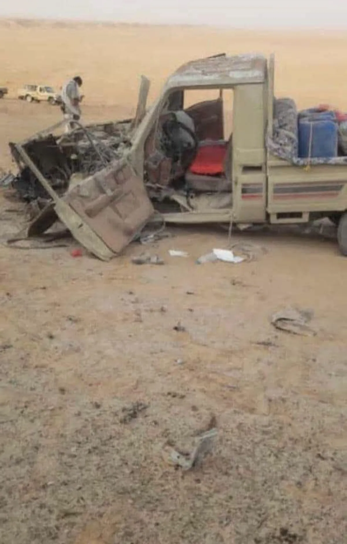 نجاة قبليين وإعطاب طقم إثر انفجار لغم حوثي أثناء بحثهم عن مفقود في صحراء الجوف