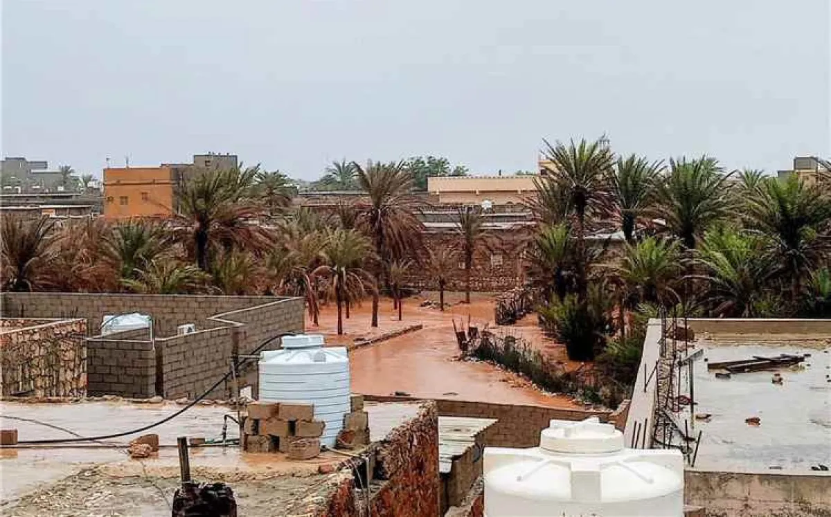 منخفض مداري يضرب سقطرى بأمطار غزيرة وتحذيرات من اضطراب الملاحة البحرية