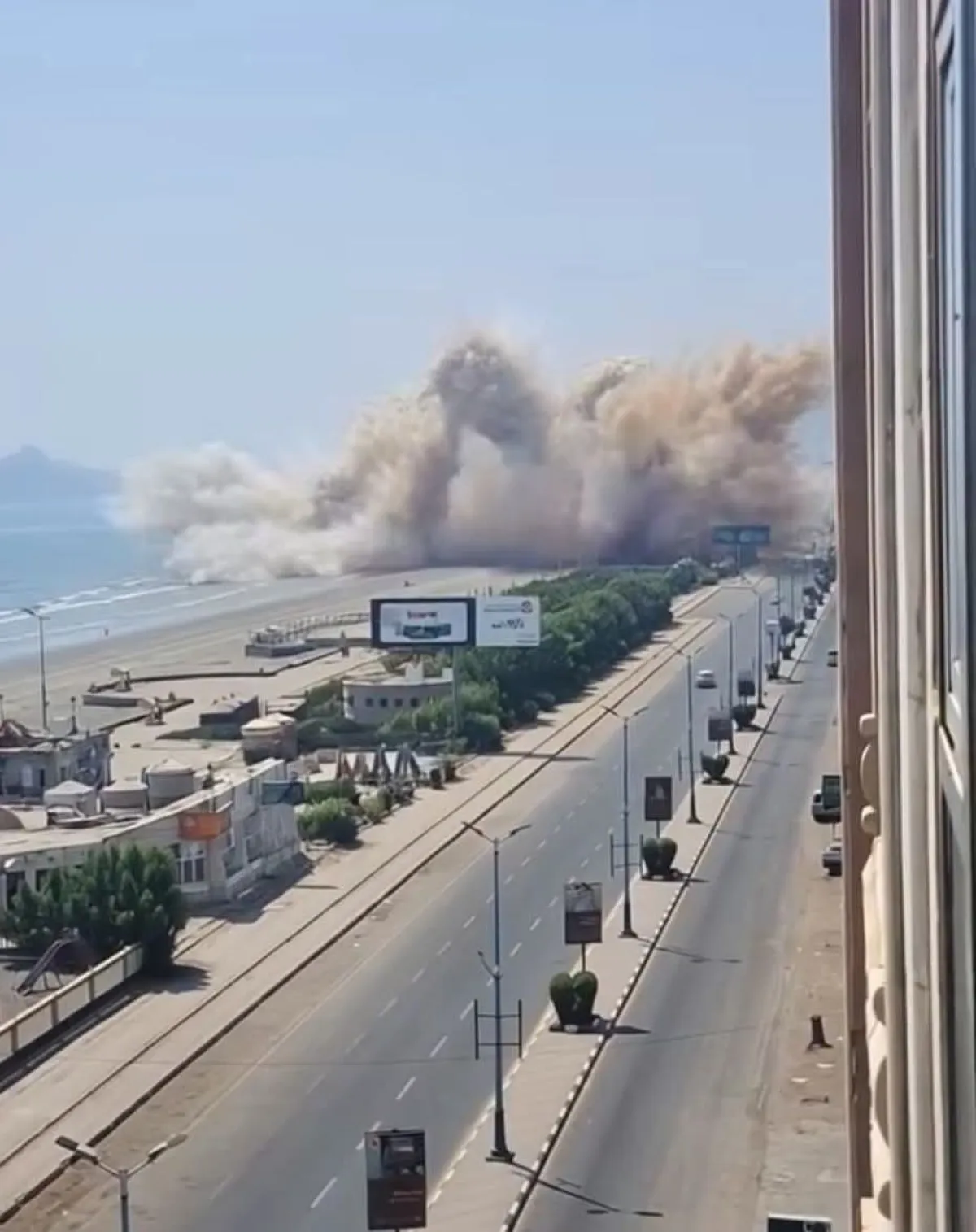 الداخلية اليمنية: استهداف مقري خفر السواحل في عدن بثلاثة صواريخ باليستية حوثية